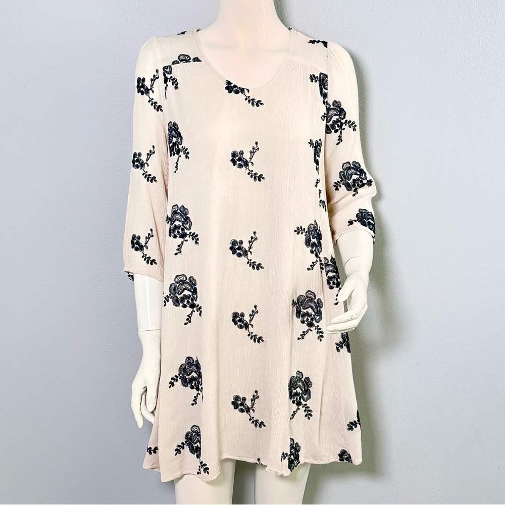 Jodifl. Floral Embroidered Dress with Pockets. Cream and Navy Medium. NWOT